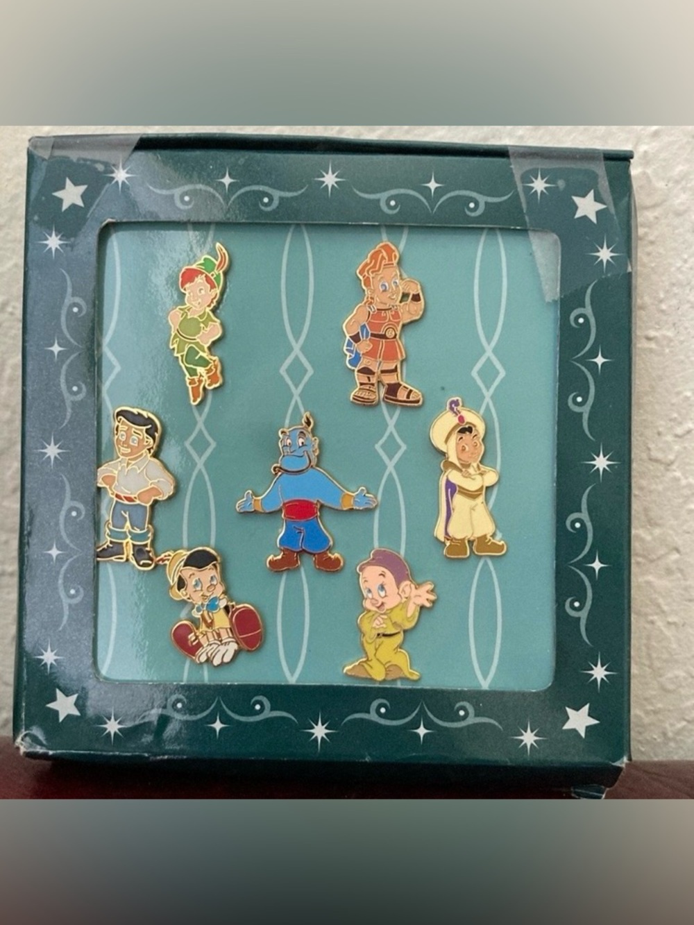 Disney VINTAGE Rare collectible peterpan/alladin/dopey & more Character Pin Set.